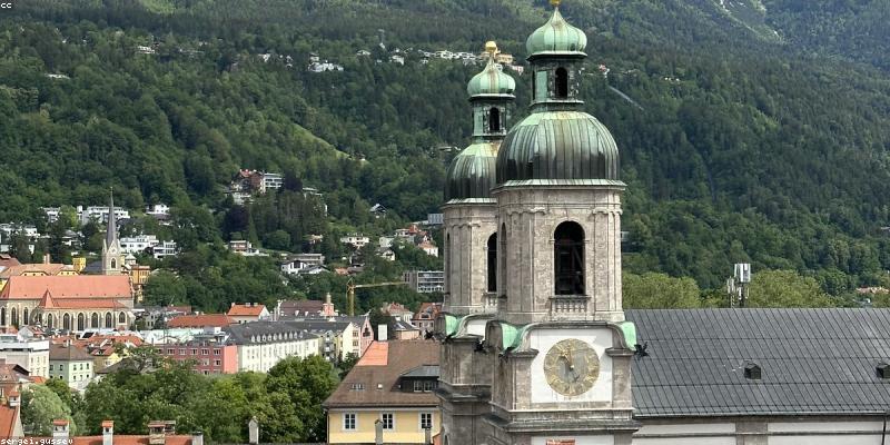 프롤로그: 낡은 시계탑 아래 숨겨진 카페
