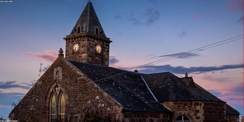 이야기 시작: 낡은 시계탑과 은둔 마법사의 만남