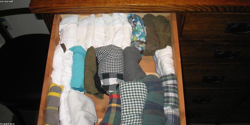 옷 종류별 최적의 수납 방법: 옷걸이 선택, 접는 법, 압축팩 활용