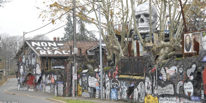 망령, 기억의 파편을 쫓다: 2077년의 기술과 윤리의 붕괴