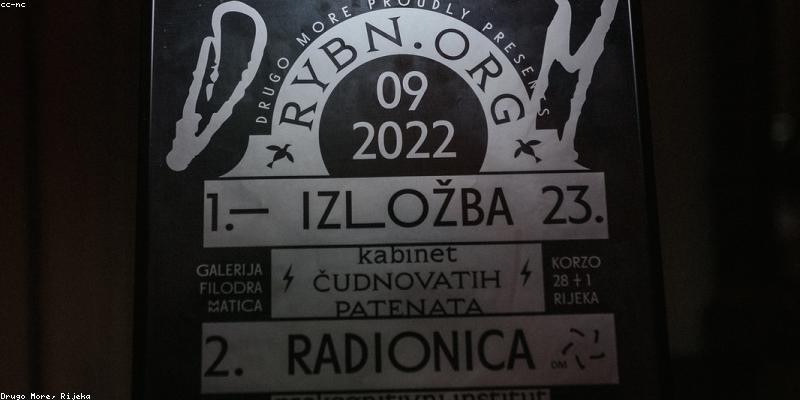 2042년, 감정이 희소해진 시대 배경