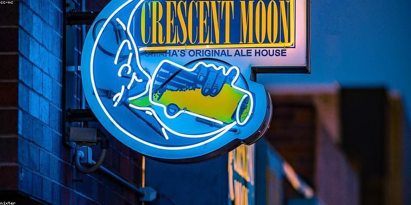 1장: 2042년 서울, 네온사인과 고독