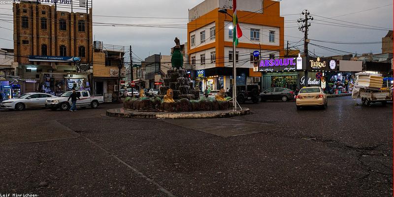 프롤로그: 녹슨 네온사인 아래 버려진 도시, '글리치 시티'