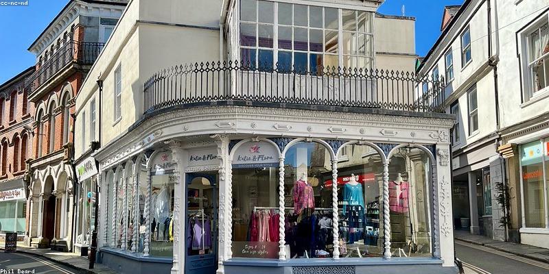 이야기 시작: 수상한 가게의 발견