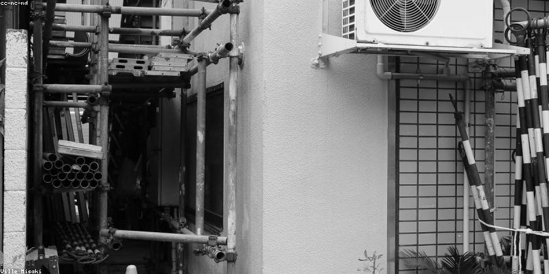 해킹 1: 벽면을 활용한 수직 수납 – 숨겨진 공간을 찾아라!